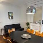 Cosy Haussmanian Apartment